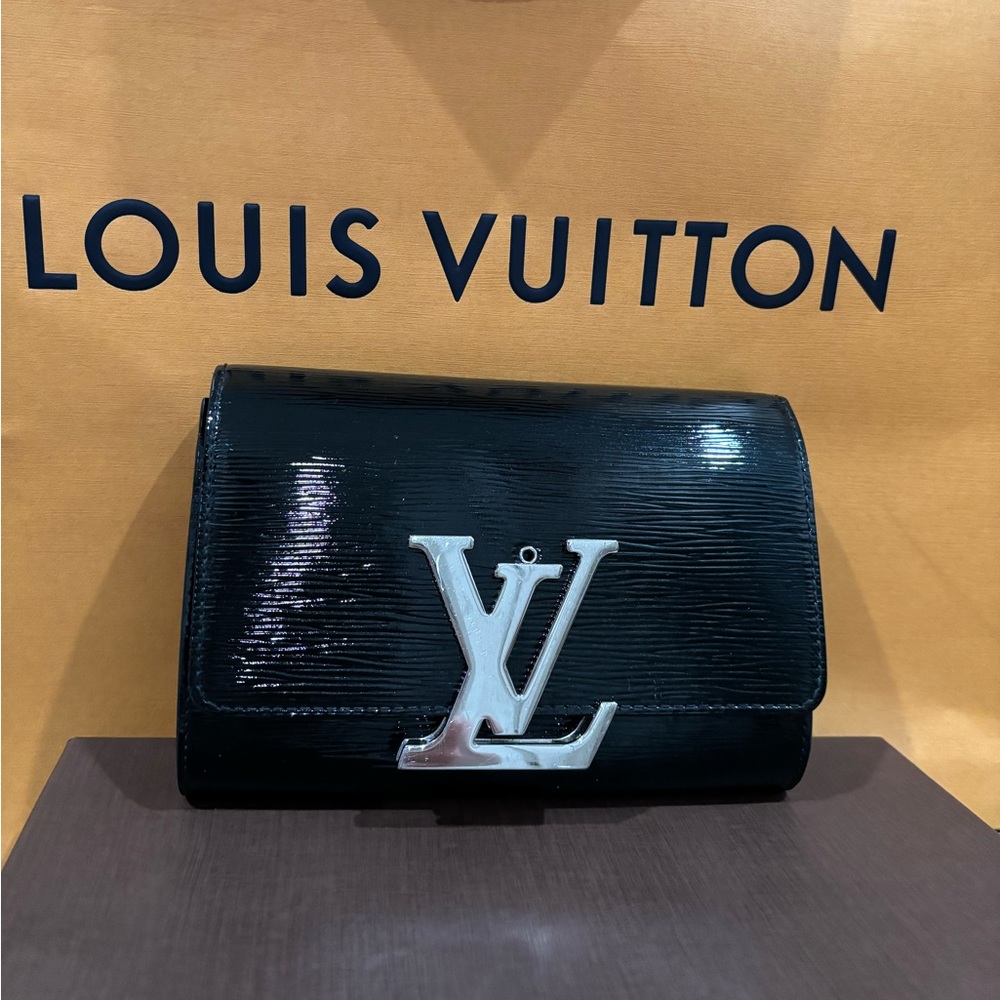 AUTHENTIC Louis Vuitton Black leather crossbody bag